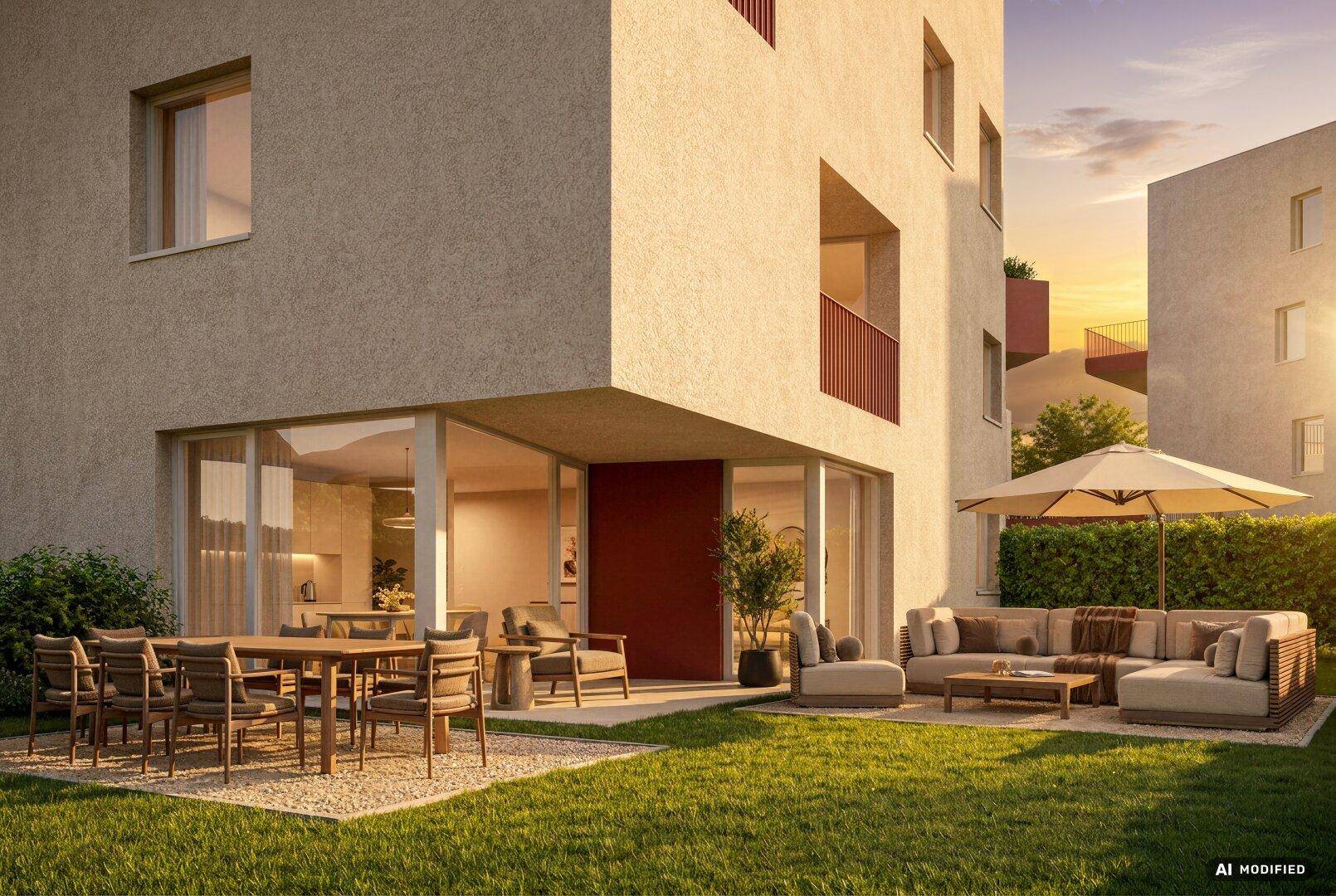 Großzügige Terrasse mit Essbereich und Lounge-Möbeln, umgeben von einem gepflegten Garten.