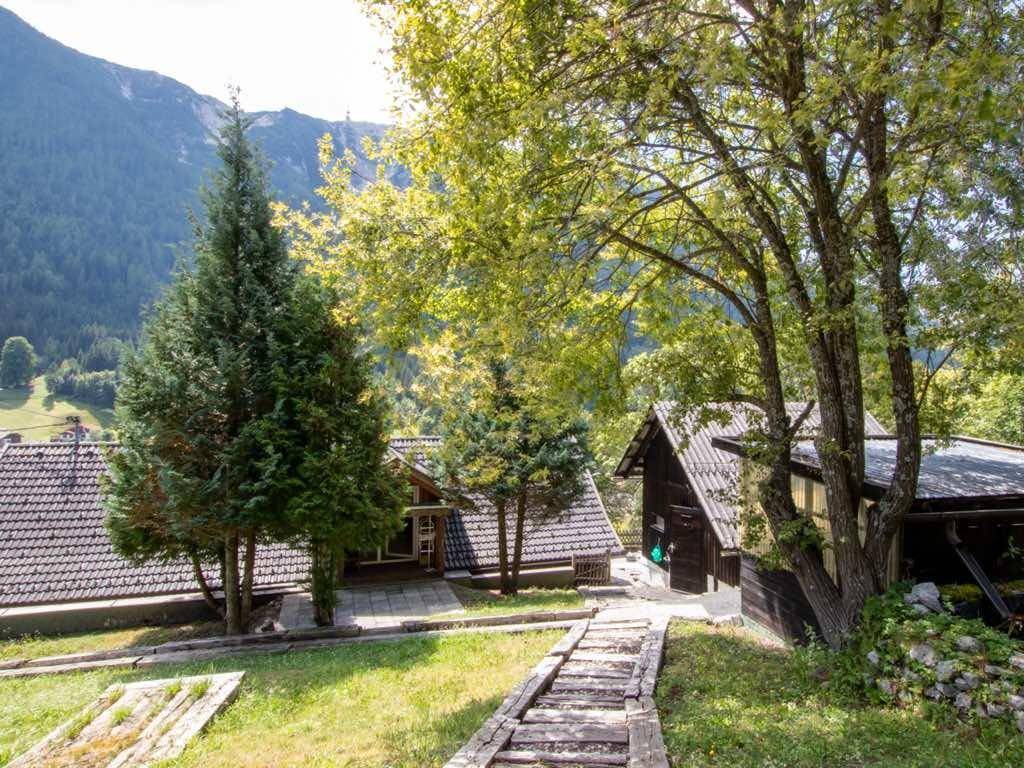 Gepflegter Gartenbereich mit Holzstufen und Blick auf die umliegenden Häuser und Berge.