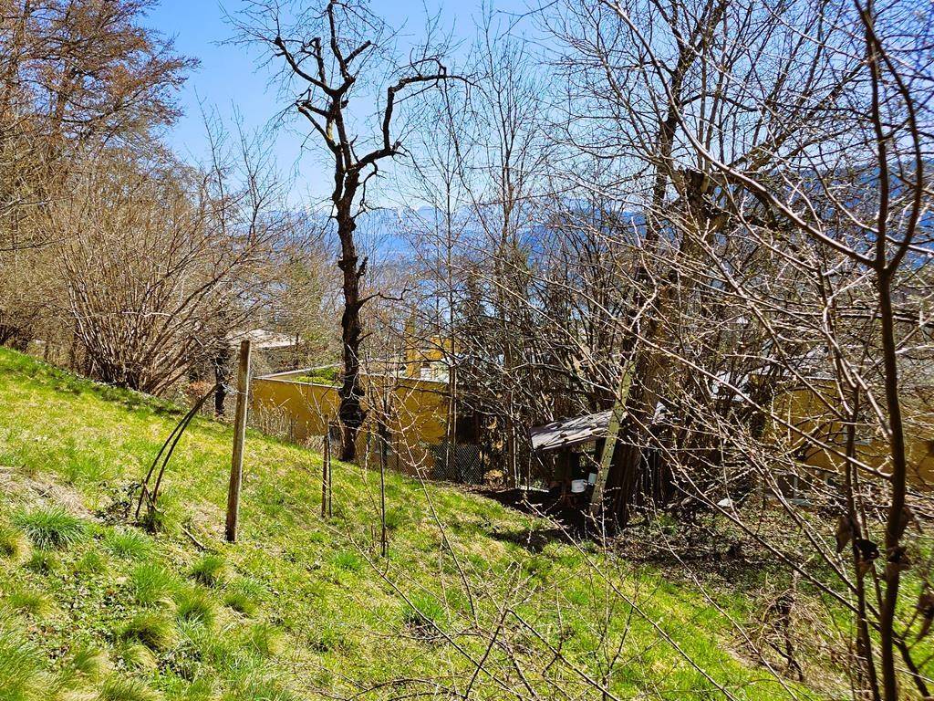 Blick über Nachbargrund nach Klagenfurt