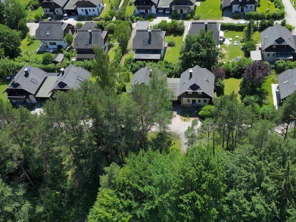 Luftaufnahme einer Wohnsiedlung mit mehreren Häusern und viel Grünfläche in ländlicher Umgebung.