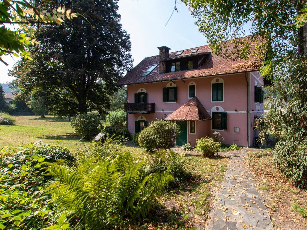 Charmantes rosa Haus mit großem, gepflegtem Garten und altem Baumbestand.