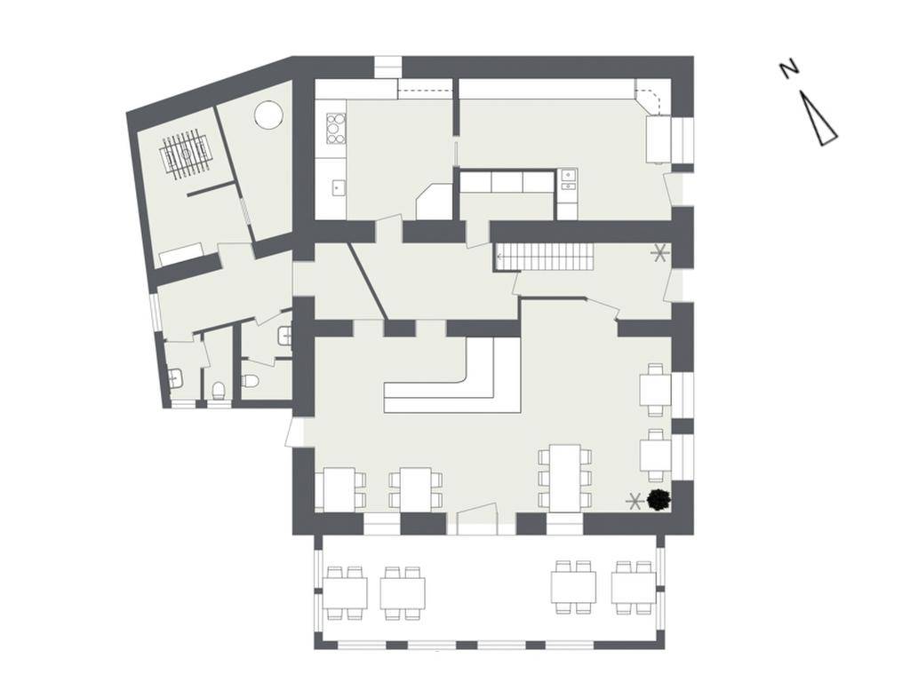 Grundriss des Erdgeschosses mit Gastraum, Küche und Sanitäranlagen.