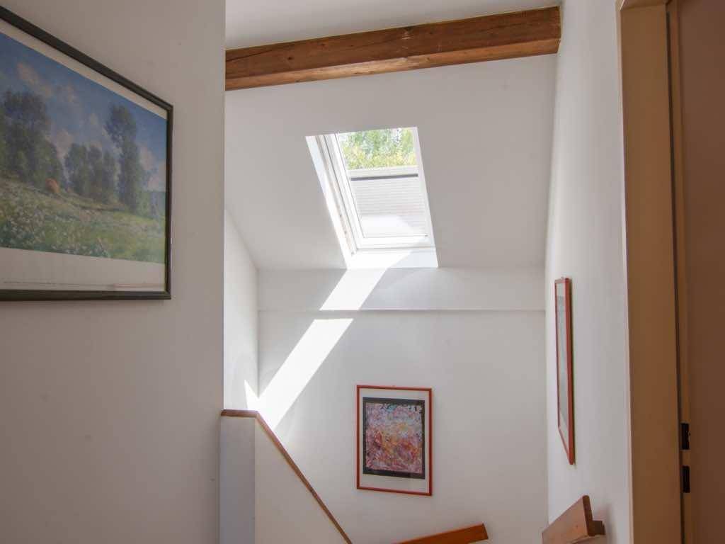 Heller Flur mit Dachfenster, das viel natürliches Licht in den Treppenbereich bringt.