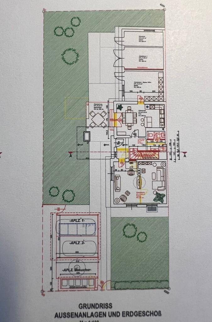 Detaillierter Grundriss der Außenanlagen und des Erdgeschosses eines Wohnhauses.