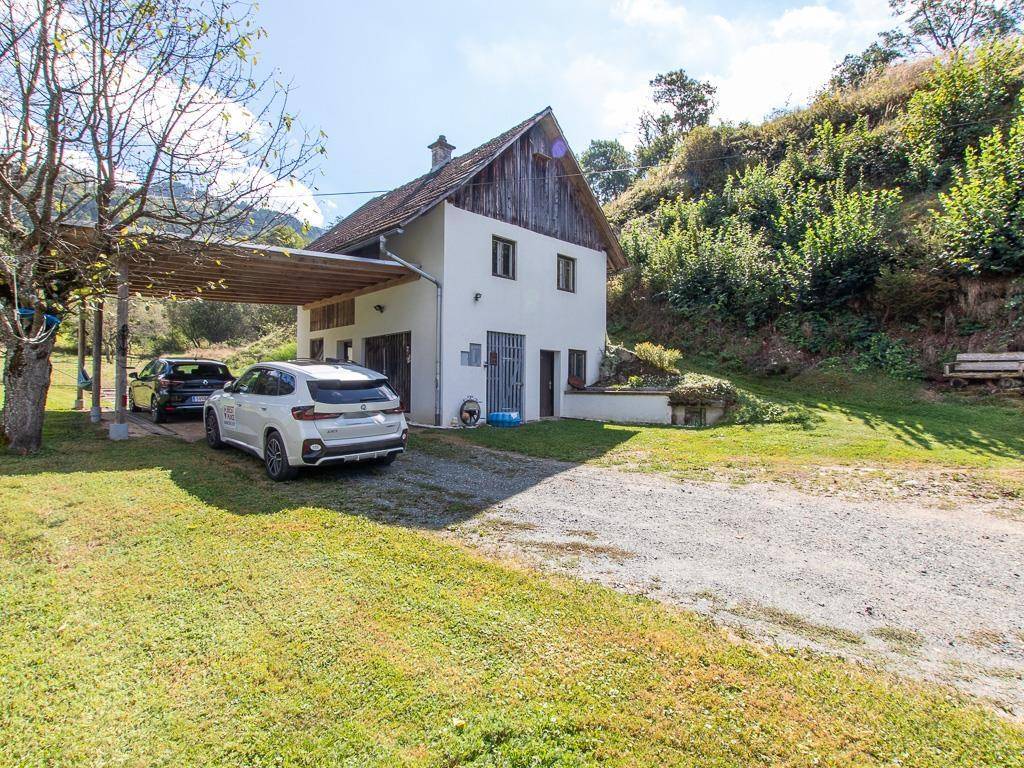 Stallgebäude mit Carport