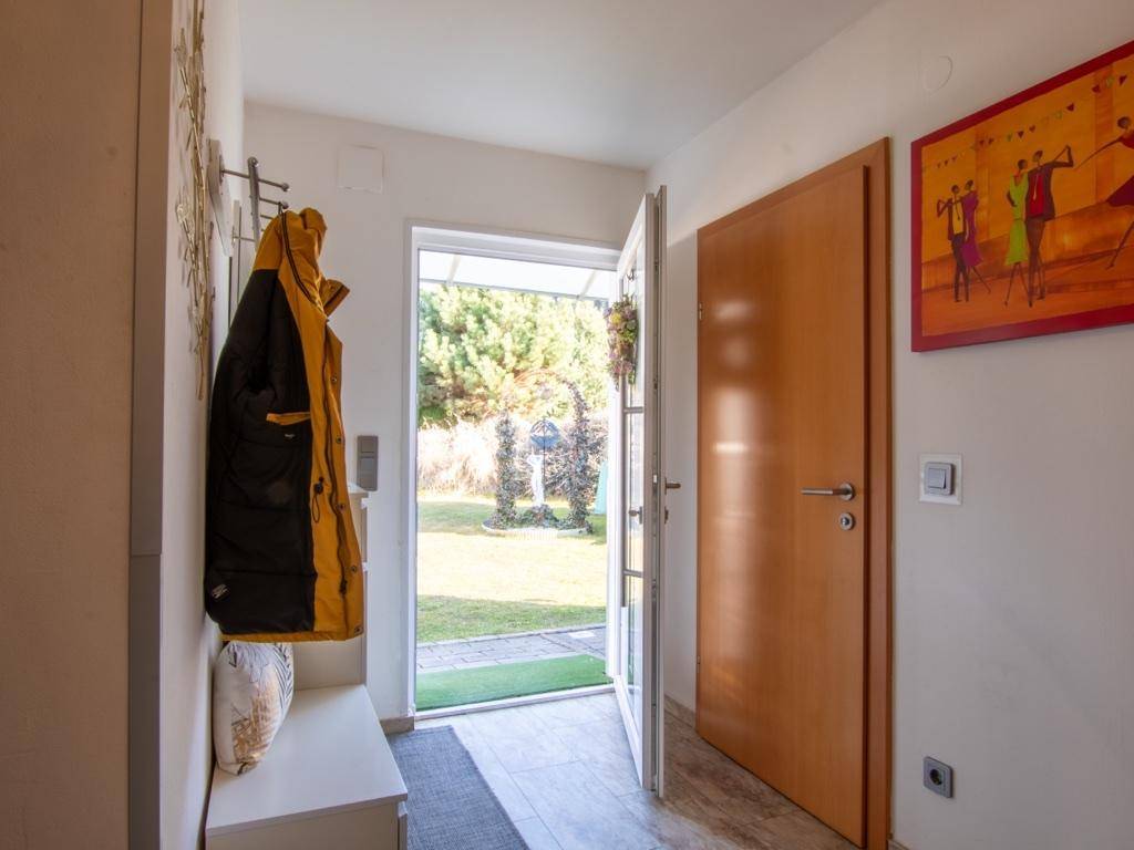 Heller Eingangsbereich mit Garderobe und direktem Zugang zum Garten.