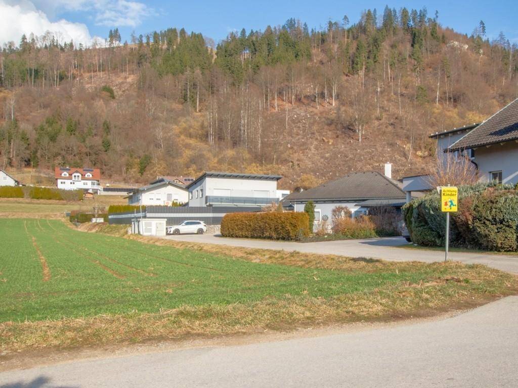 Blick auf die ruhige Wohngegend mit Einfamilienhäusern und grüner Umgebung.