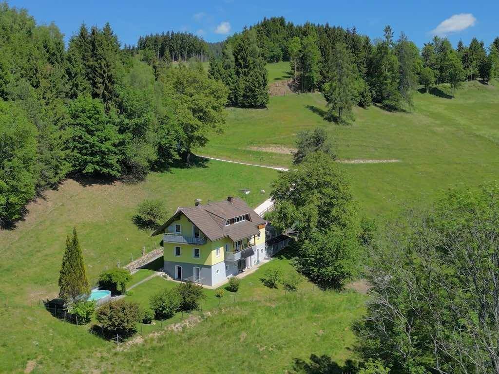 Seltene Alleinlage mit Aussicht - 3.75 ha am Stadtrand - eigenes Wasser - Mehr