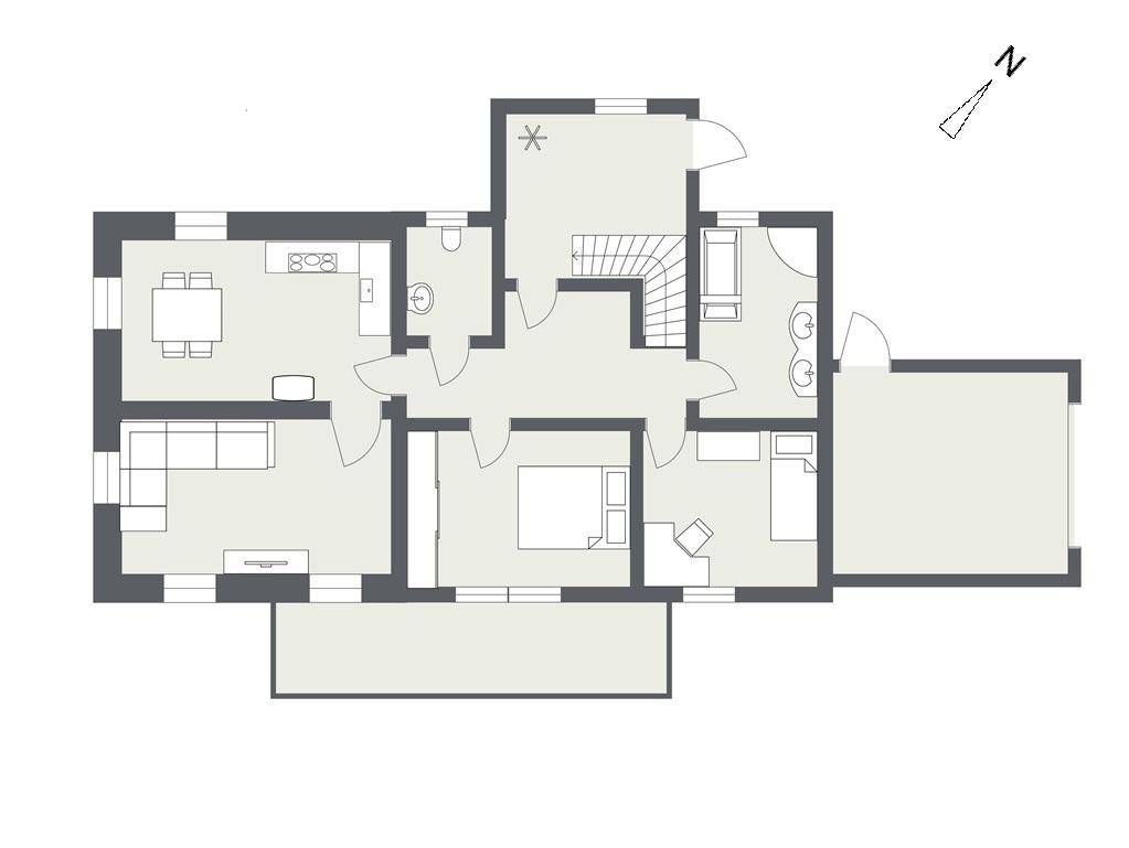 Grundrissplan mit offenem Wohnbereich, Schlafzimmern und Zugang zu einem Balkon.