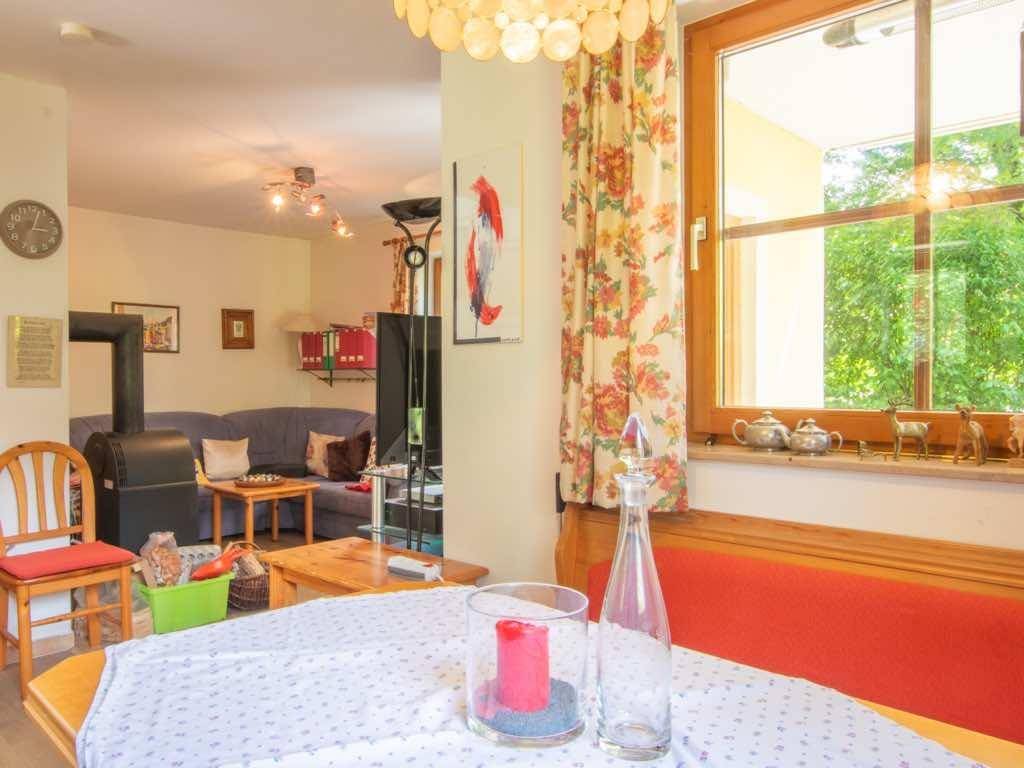 Offener Wohn- und Essbereich mit traditioneller Essecke und Blick ins Wohnzimmer.
