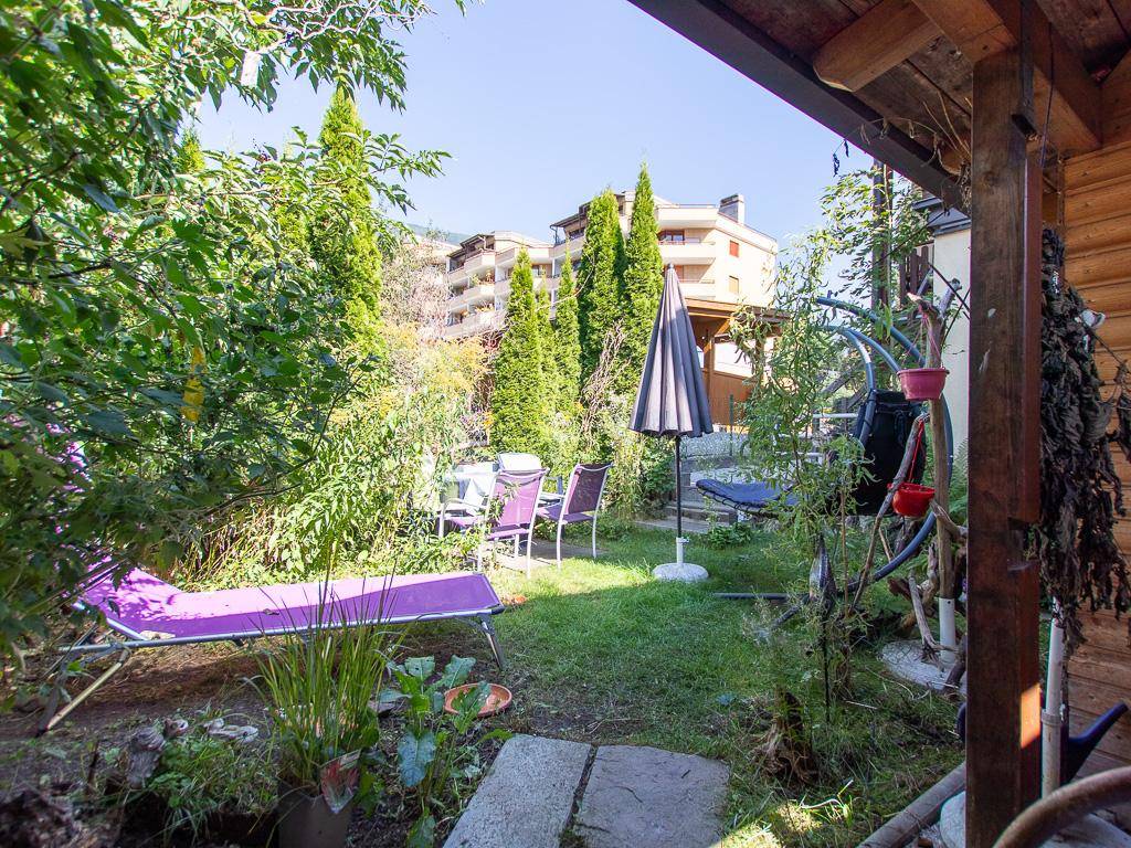 Garten mit gemütlicher Sitzmöglichkeit