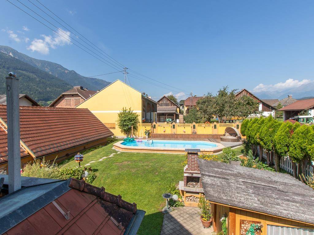 Terrassenblick auf Garten und Pool