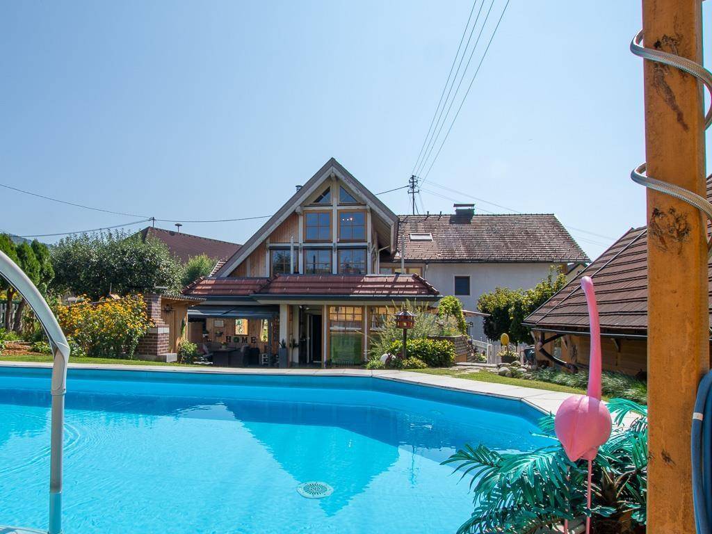 Pool mit Blick zum Haus