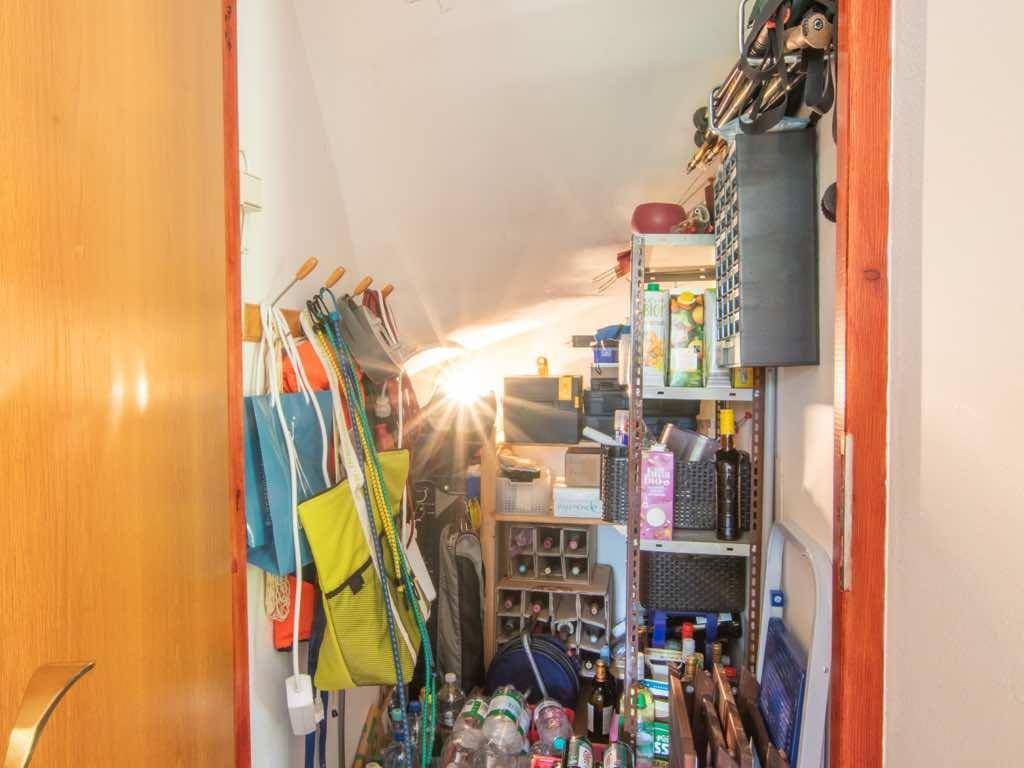Gut organisierter Abstellraum mit Regalen für Vorräte und Haushaltsgegenstände.
