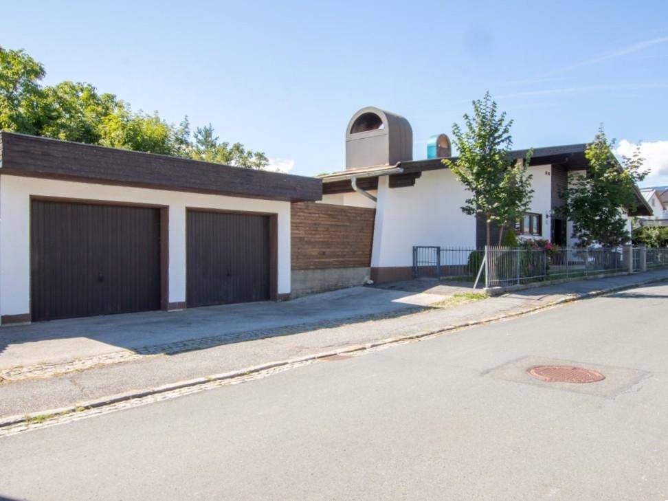 Haus mit Garagen
