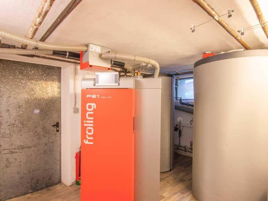 Heizraum mit neuer Pelletheizung