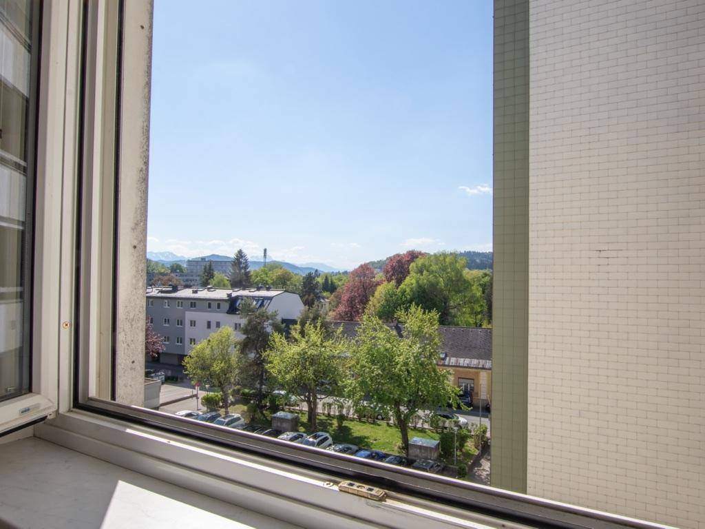Panoramablick aus dem Fenster über die grüne Umgebung und die Stadt.