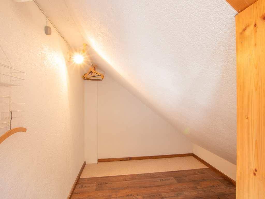 Kleiner Abstellraum im Dachgeschoss mit Holzboden und schräger Decke, ideal für zusätzlichen Stauraum.