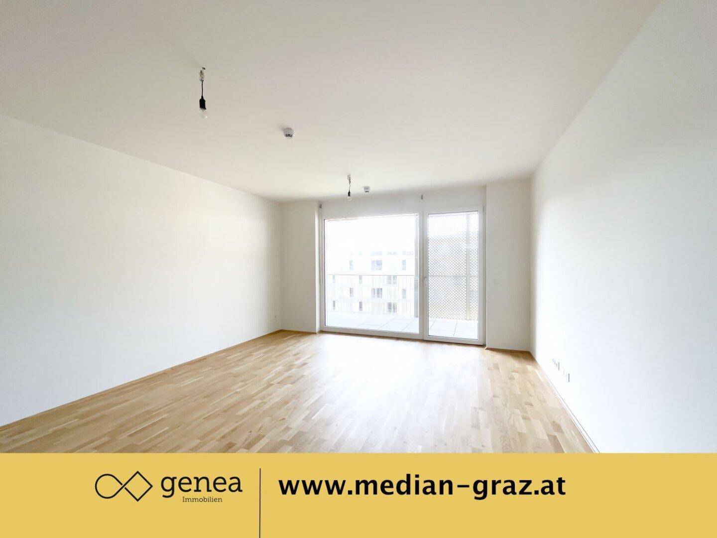 Geräumiges Wohnzimmer mit Parkettboden und Zugang zu einem Balkon oder einer Terrasse.