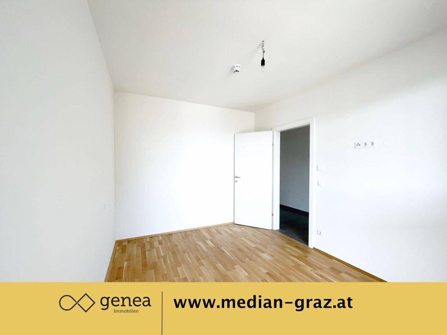 Helles, unmöbliertes Zimmer mit Parkettboden und weiß gestrichenen Wänden, bereit zum Einzug.