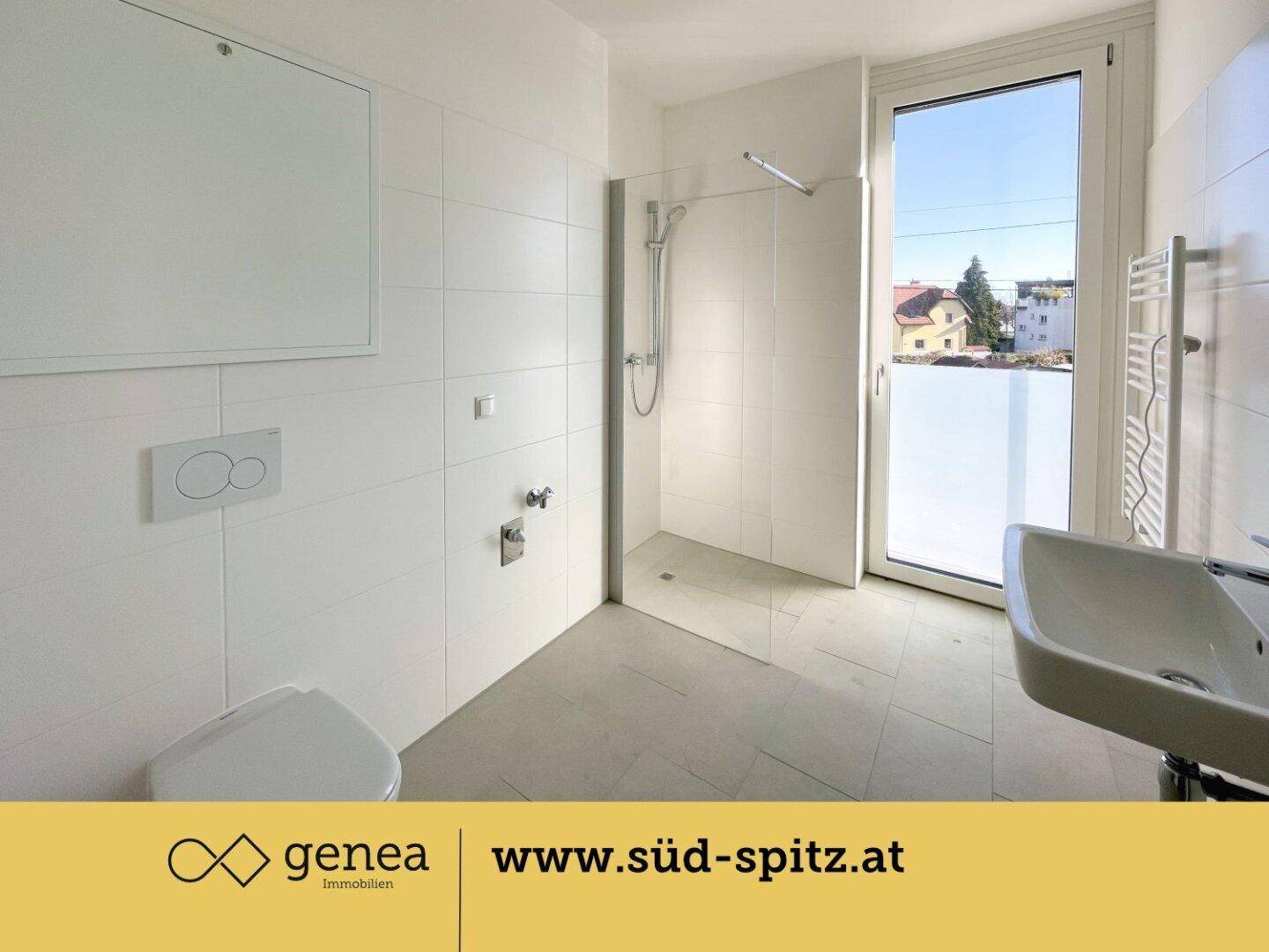Modernes Badezimmer mit weißem Fliesenboden, ebenerdiger Dusche, WC und Fenster.