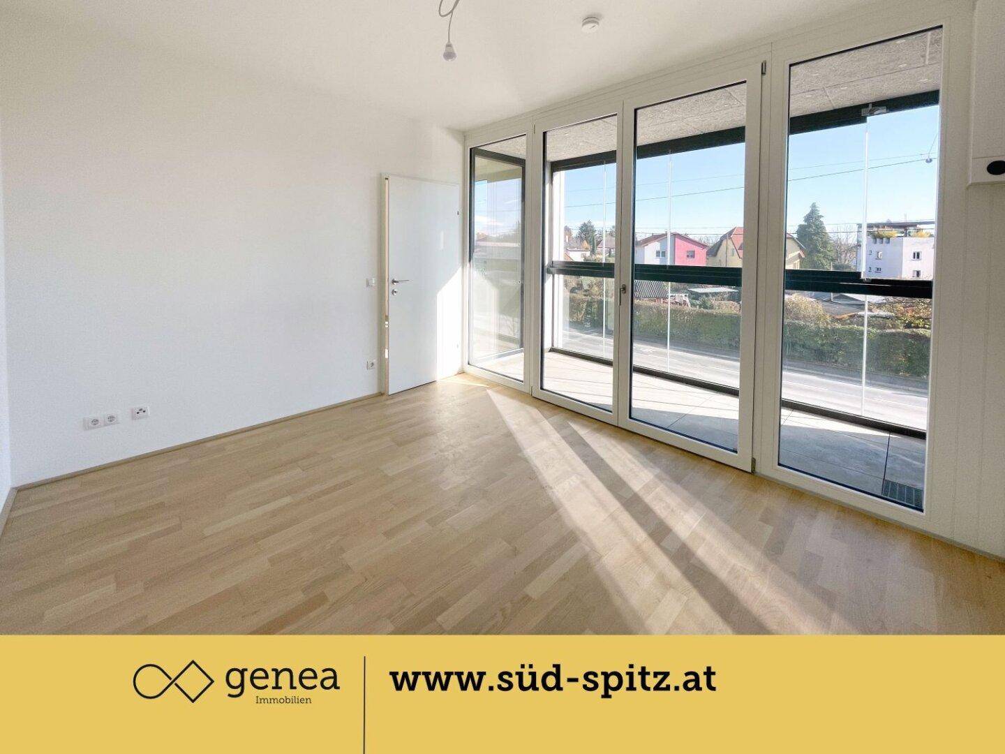 Lichtdurchfluteter Wohnbereich mit hellem Parkett und breiter Fensterfront zum Außenbereich.