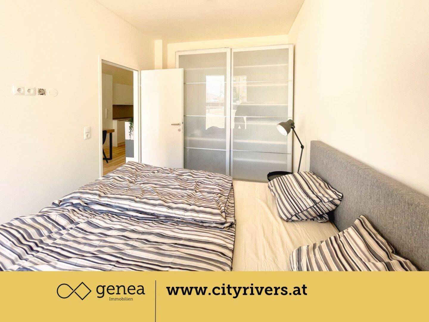 Gemütliches Schlafzimmer mit Bett, Nachttisch und einem praktischen Einbauschrank mit Schiebetüren.