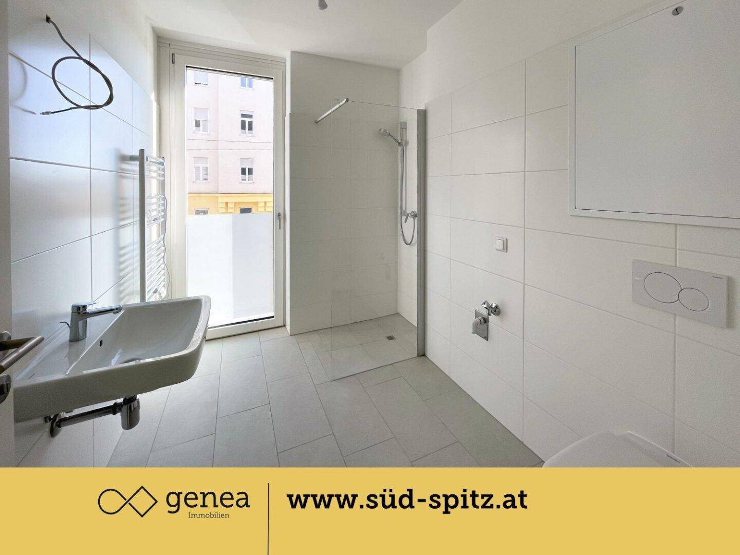 Helles Badezimmer mit begehbarer Dusche, Waschbecken und Fenster.