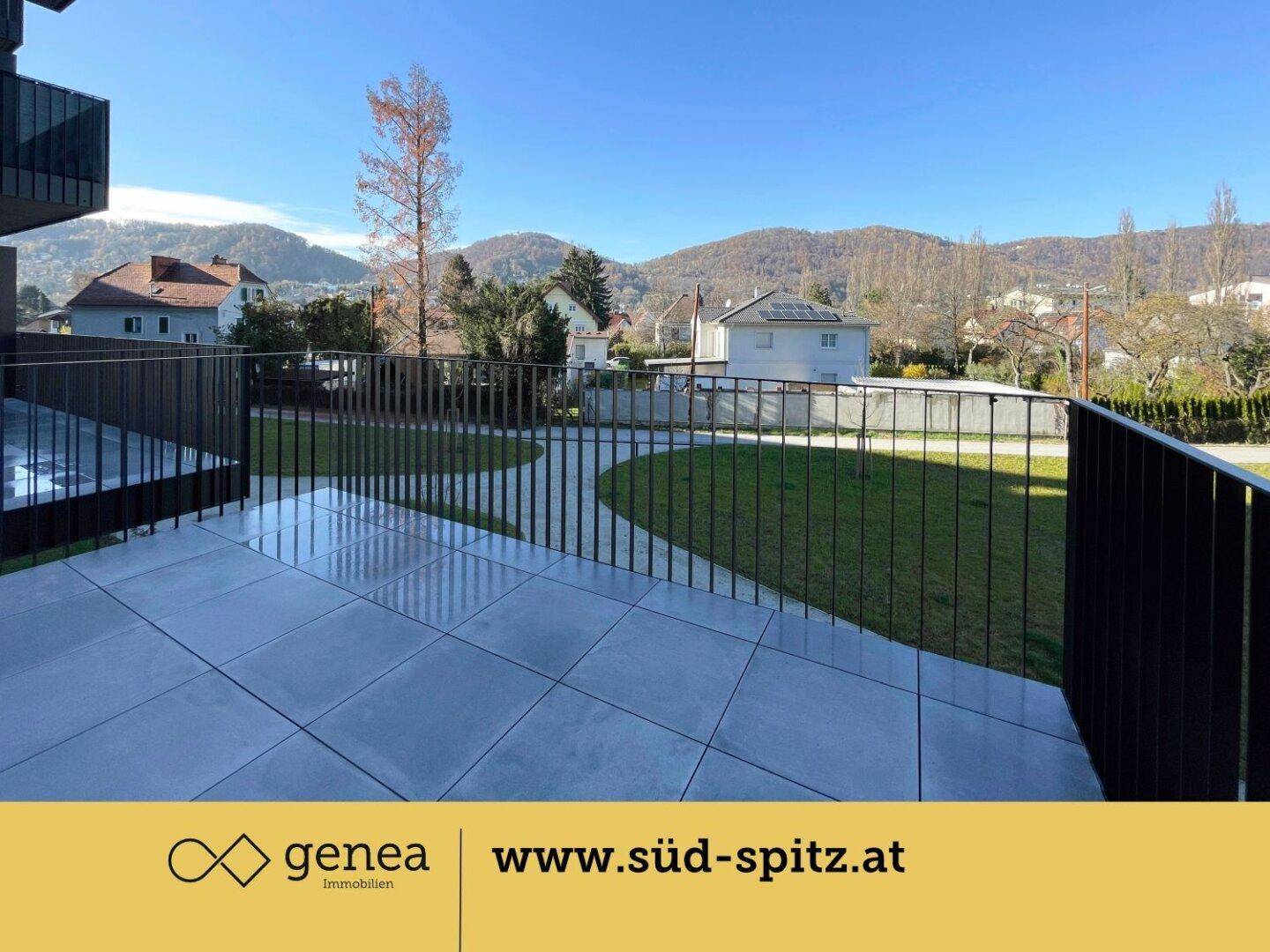 Große geflieste Terrasse mit Blick auf die umliegende Landschaft und Berge.