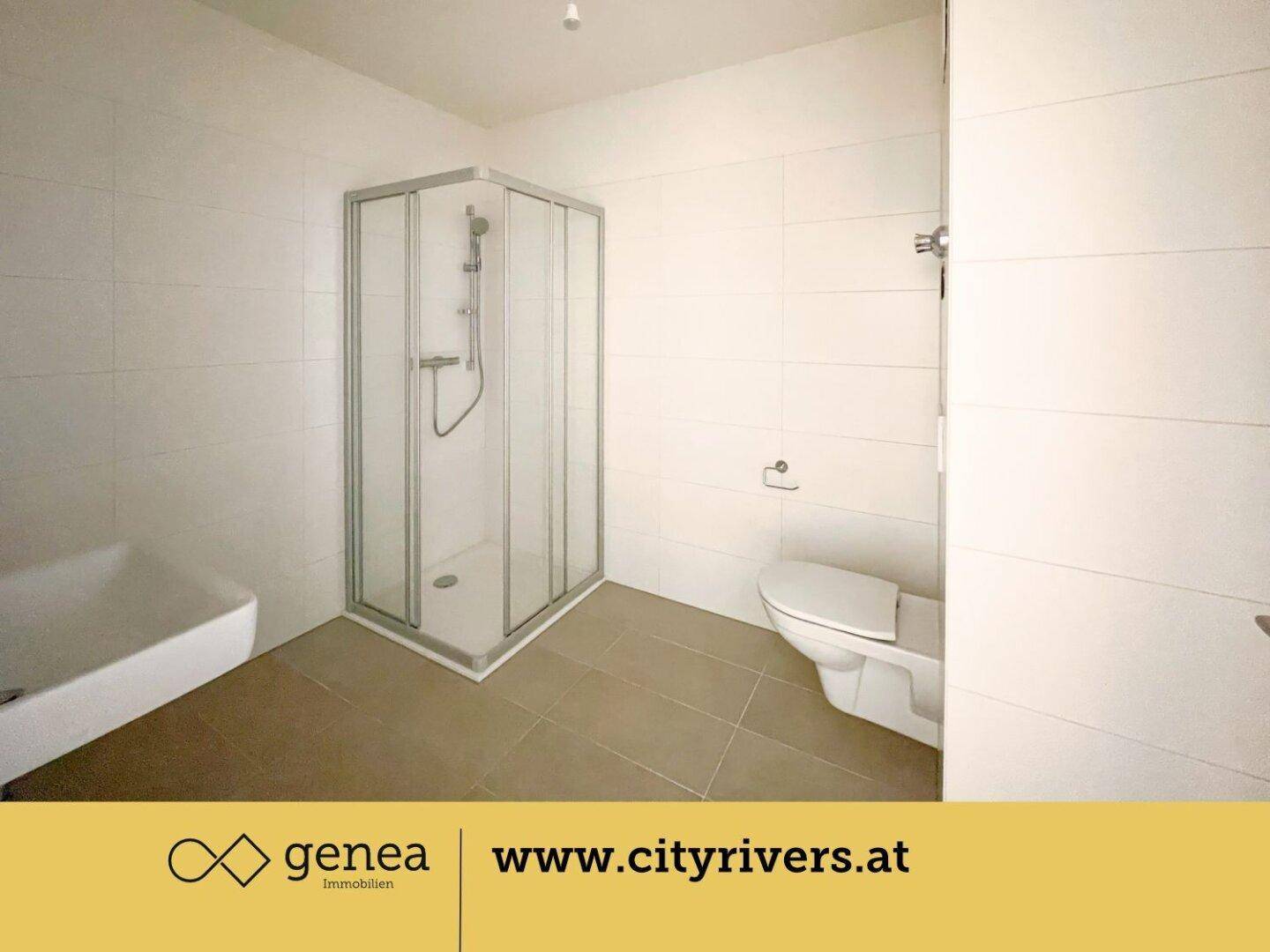 Modernes Badezimmer mit Duschkabine, wandhängendem WC und hellen Fliesen.