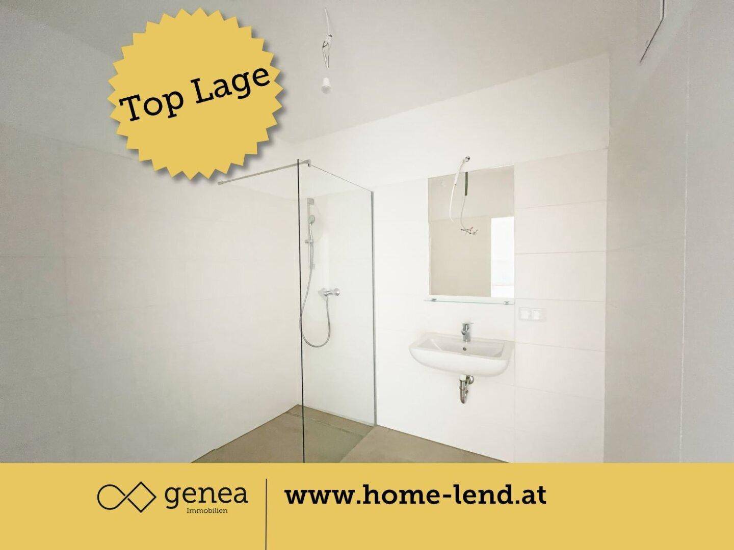 Modernes Badezimmer mit ebenerdiger Dusche, weißen Fliesen und minimalistischem Design.