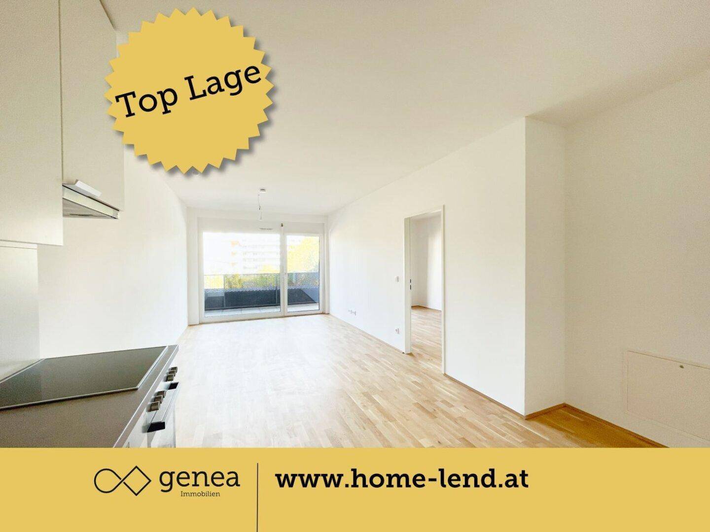 Heller Wohnraum mit Parkettboden und Zugang zu einem Balkon, ideal für entspannte Stunden.