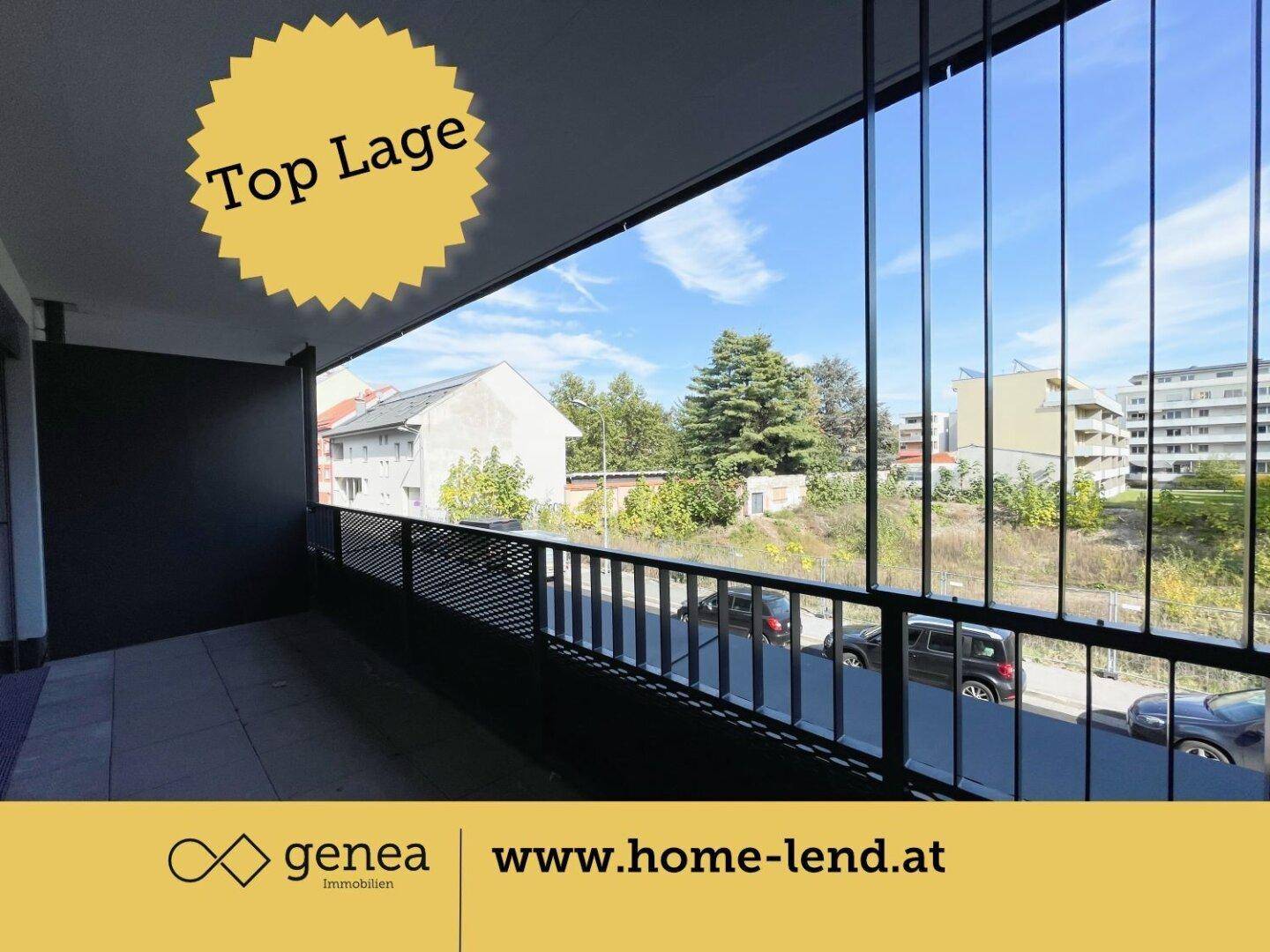 Geräumiger Balkon mit Metallgeländer und Blick auf die umliegende Stadtlandschaft.