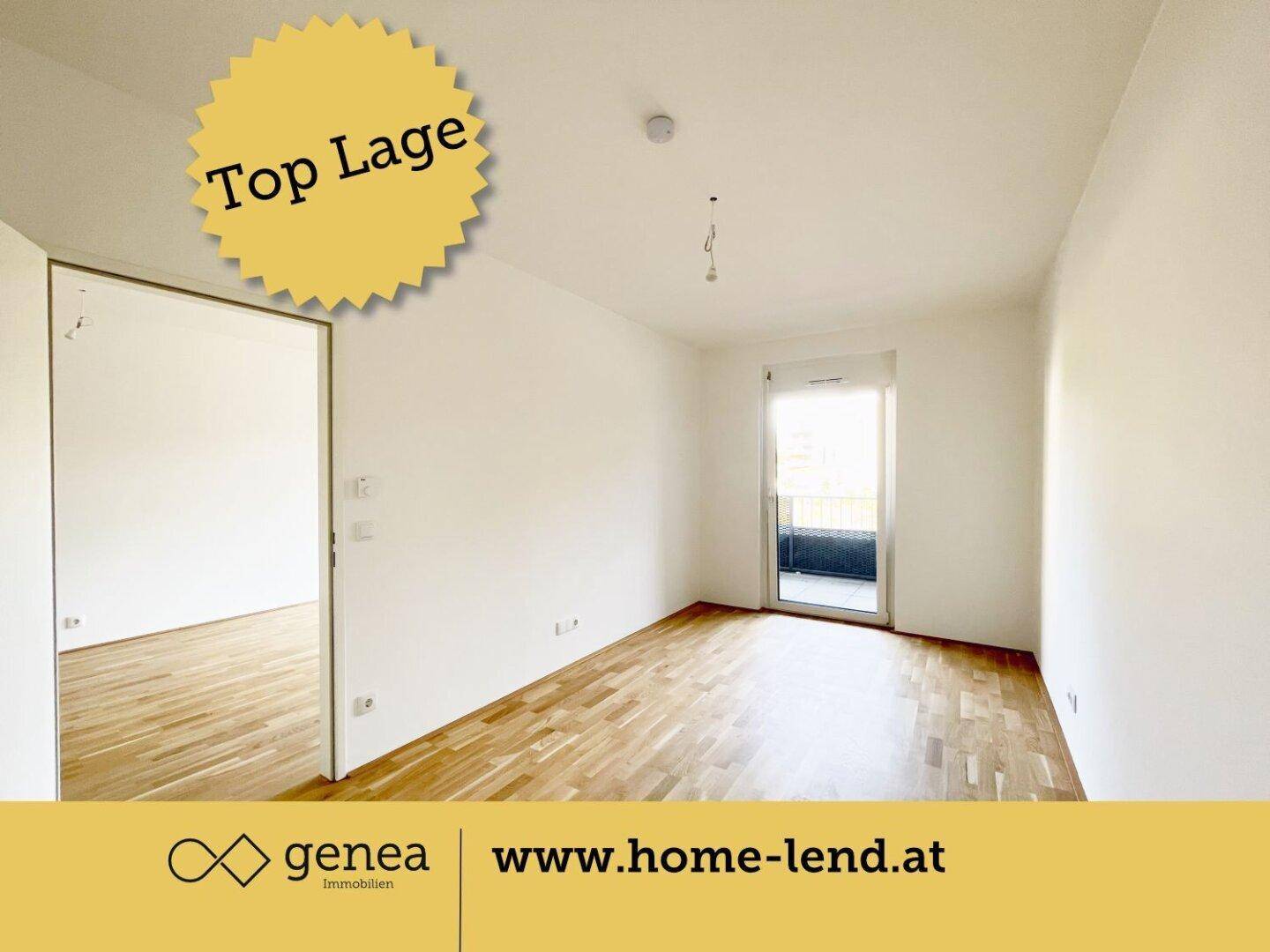 Schlafzimmer mit Parkettboden und Zugang zu einem Balkon, bietet viel natürliches Licht.