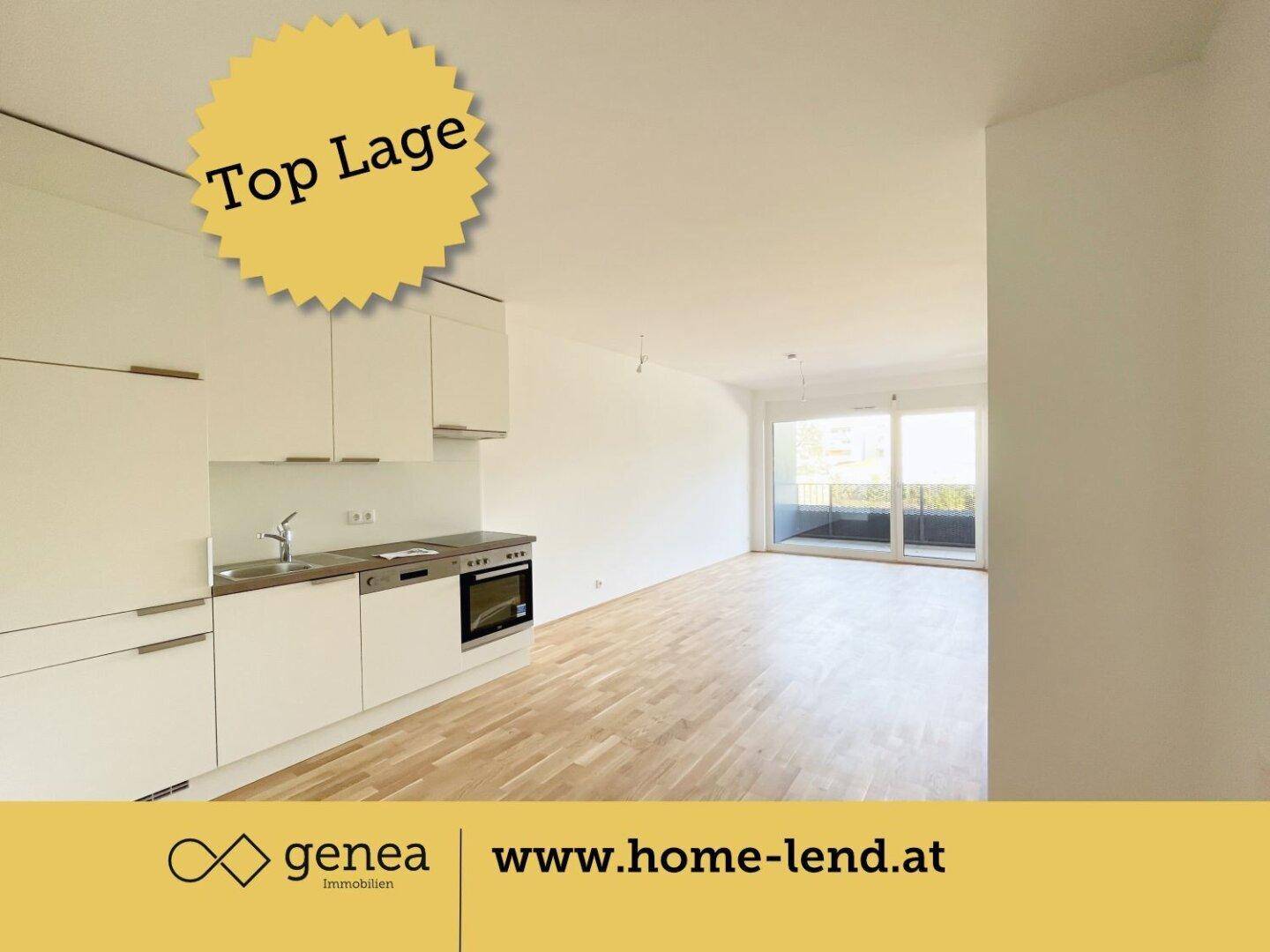 Offener Wohnbereich mit integrierter Küchenzeile, Parkettboden und großem Fenster zum Balkon.