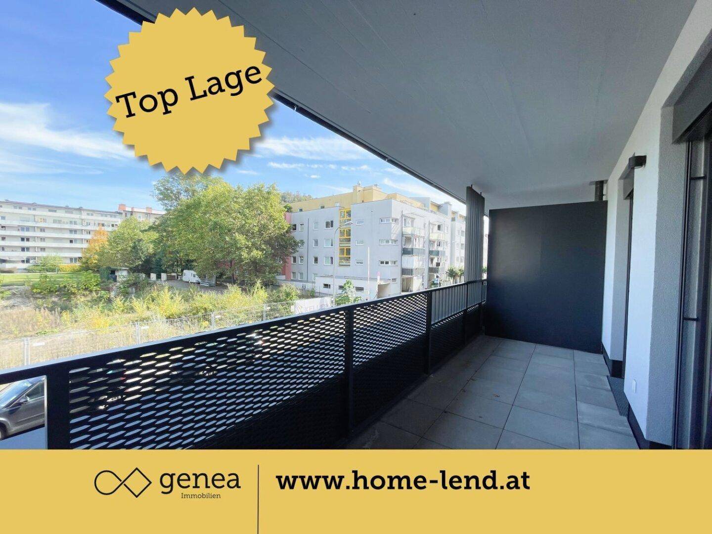 Breiter Balkon mit modernem Geländer und Ausblick auf die städtische Umgebung.