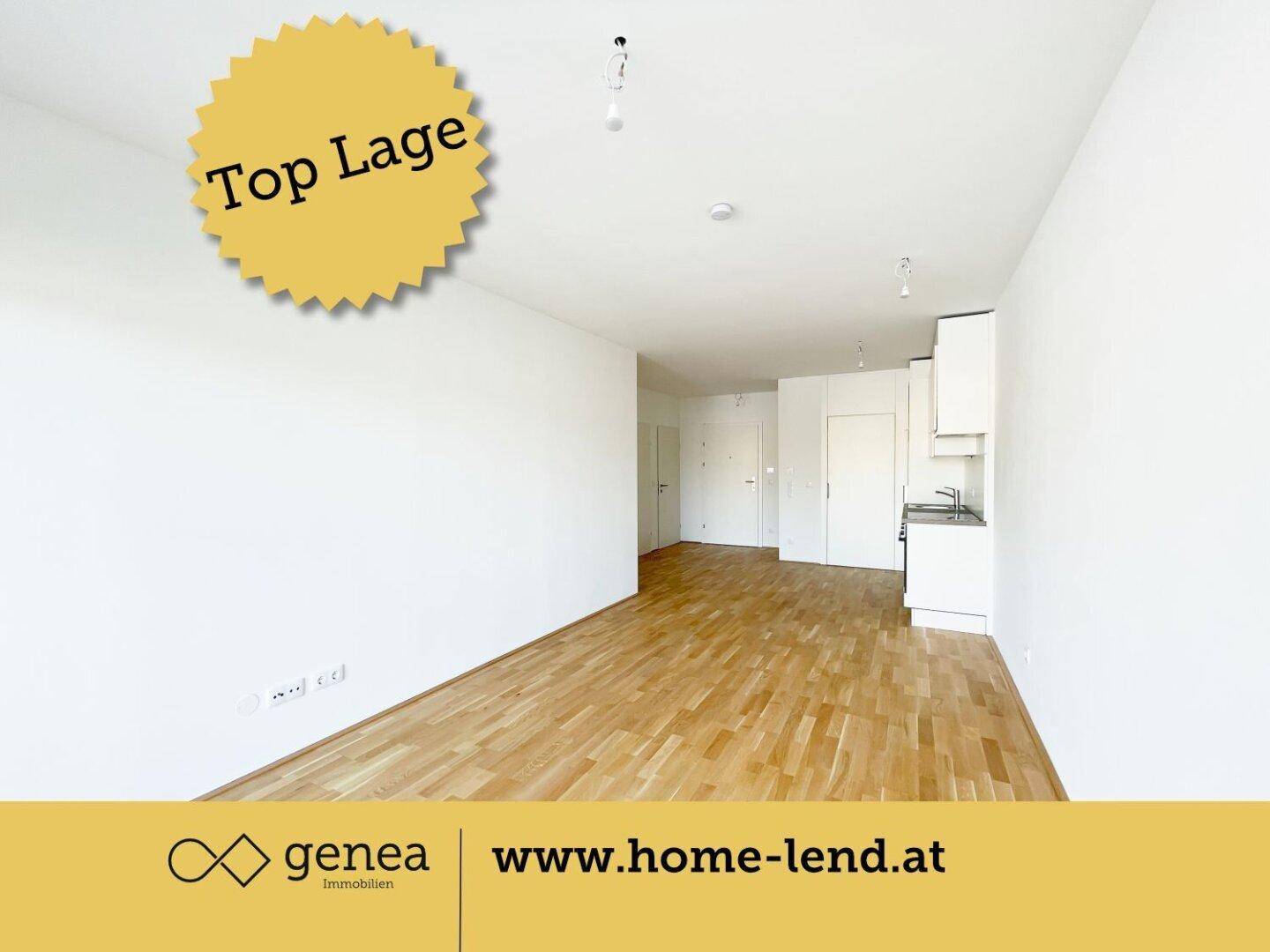 Geräumiger offener Wohnbereich mit heller Küchenzeile und Zugang zu weiteren Zimmern der Wohnung.