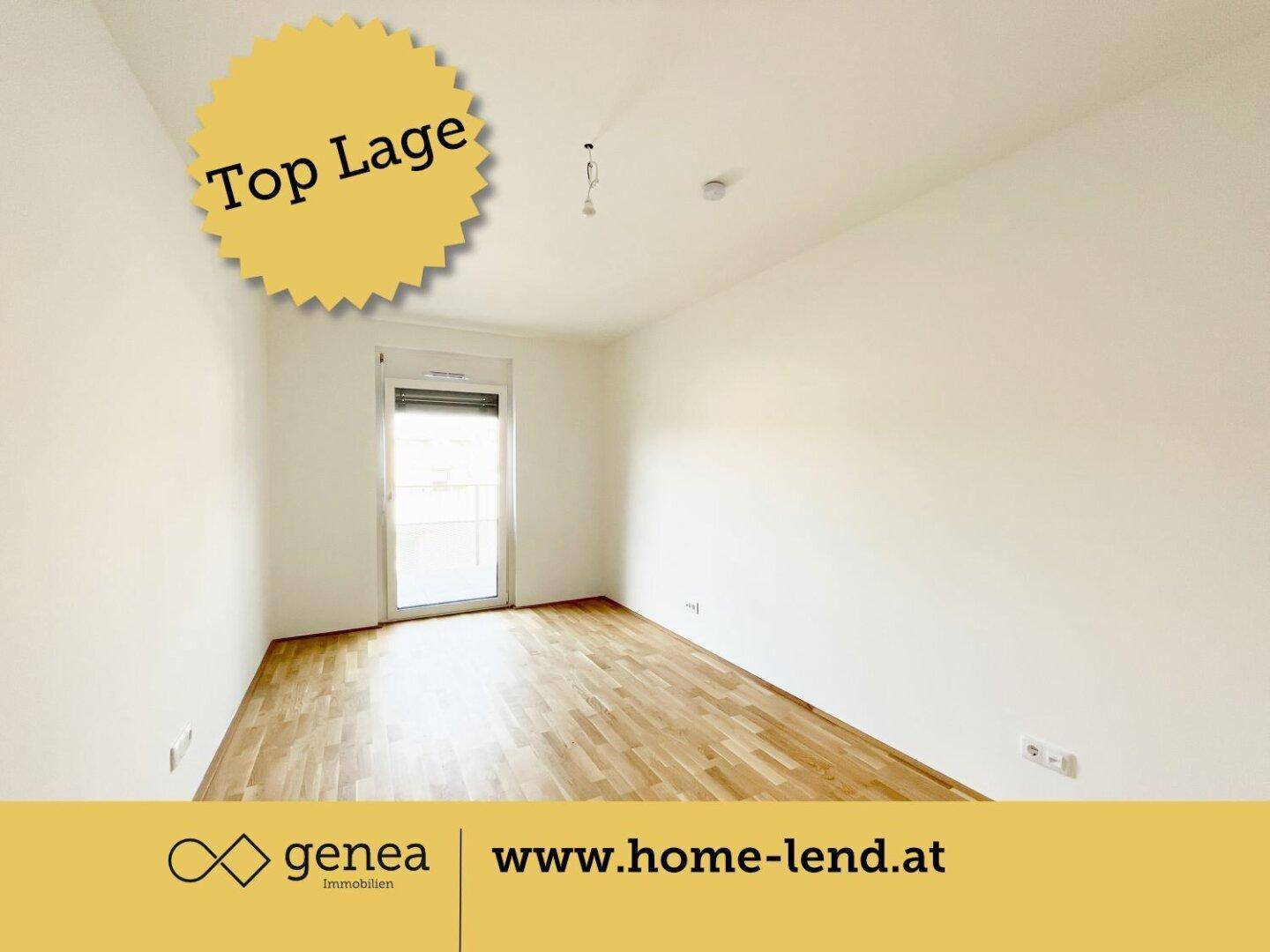 Helles Schlafzimmer mit Parkettboden und Fenster mit Rollladen für angenehme Privatsphäre.