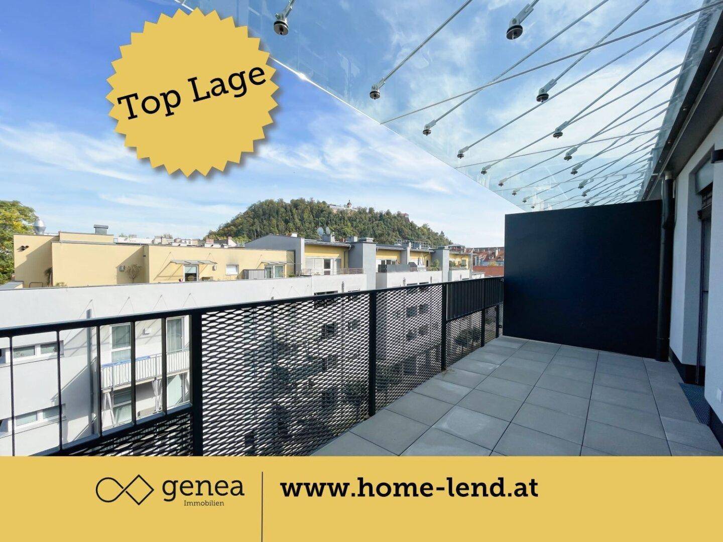 Weitläufige Loggia mit moderner Glasüberdachung und Panoramablick auf die umliegende Landschaft.