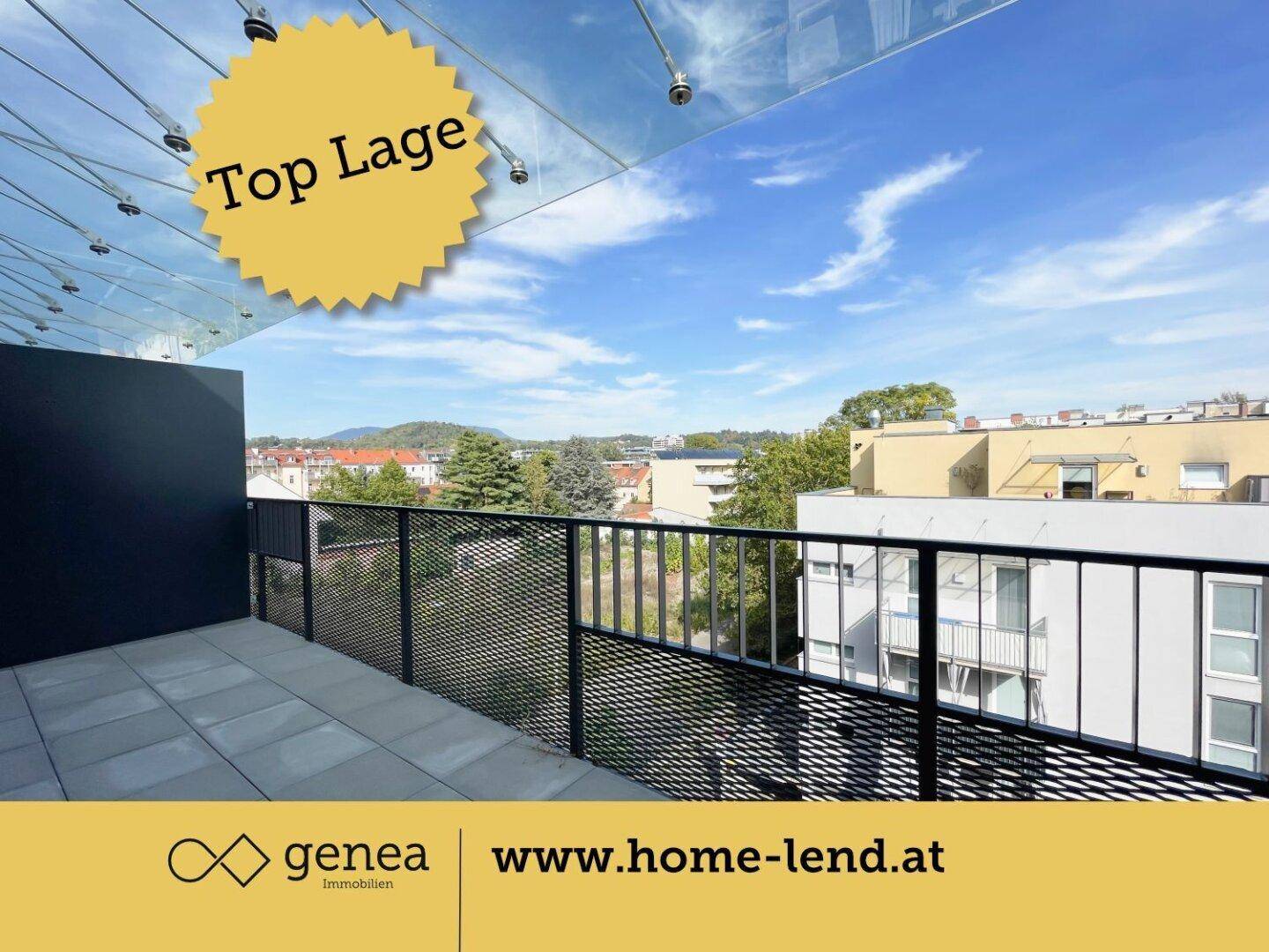 Geräumige Loggia mit Glasdach, Fliesenboden und weitem Blick über die Stadt und Umgebung.
