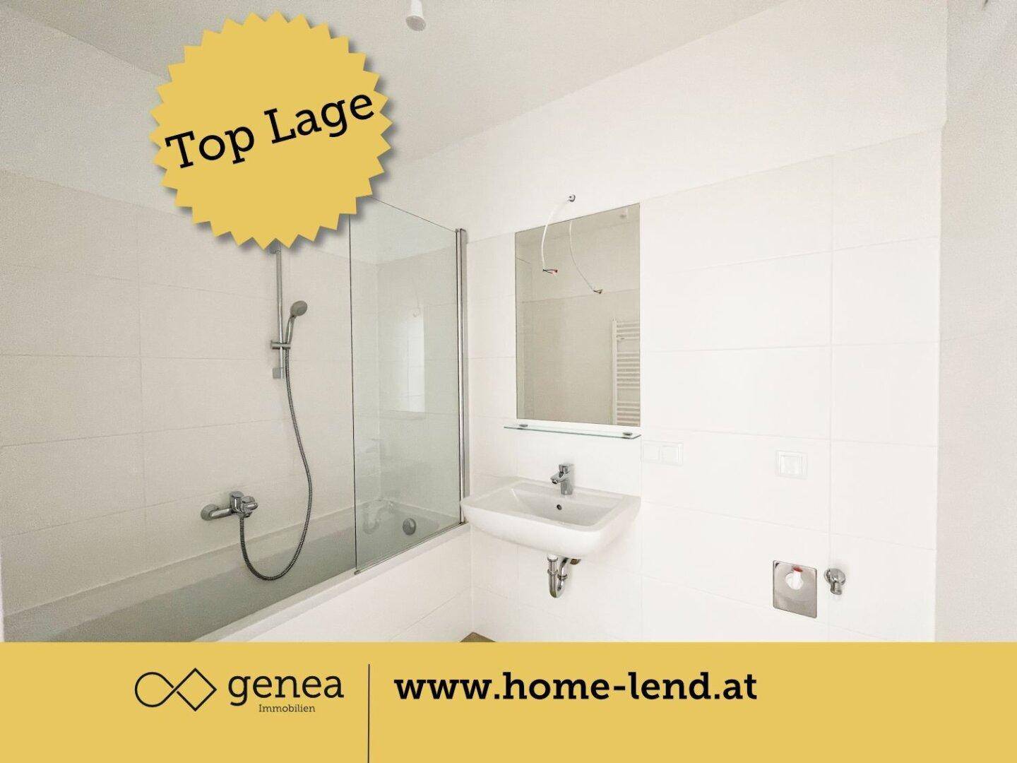 Modernes Badezimmer mit Badewanne, Waschbecken und weißen Fliesen an Wänden und Boden.