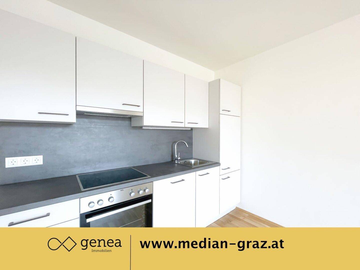 Funktionale Küchenzeile mit weißen Schränken, integriertem Backofen und Kochfeld, ideal für den täglichen Gebrauch.