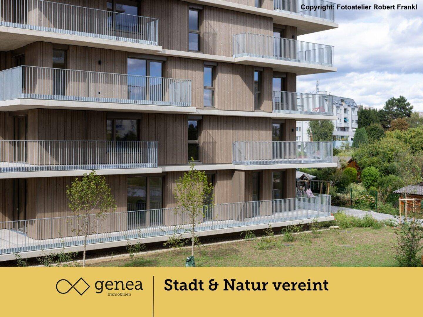 Moderne Wohnanlage mit Holzfassade, großzügigen Balkonen und Blick ins Grüne.