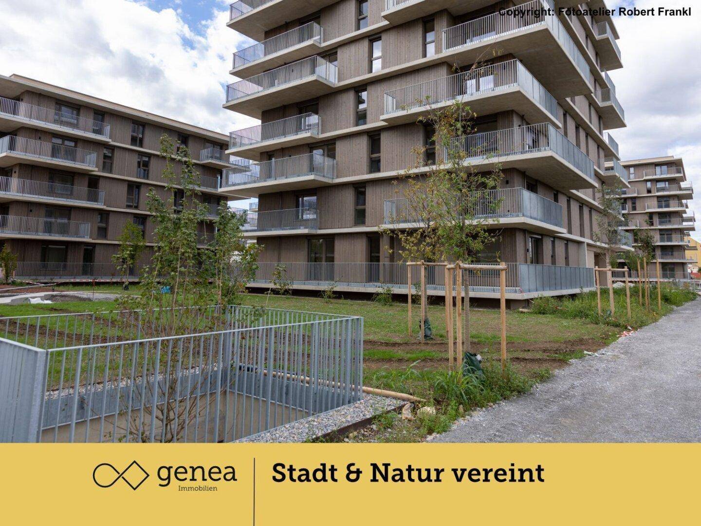 Moderne Mehrfamilienhäuser mit zahlreichen Balkonen und neu angelegten Grünflächen.