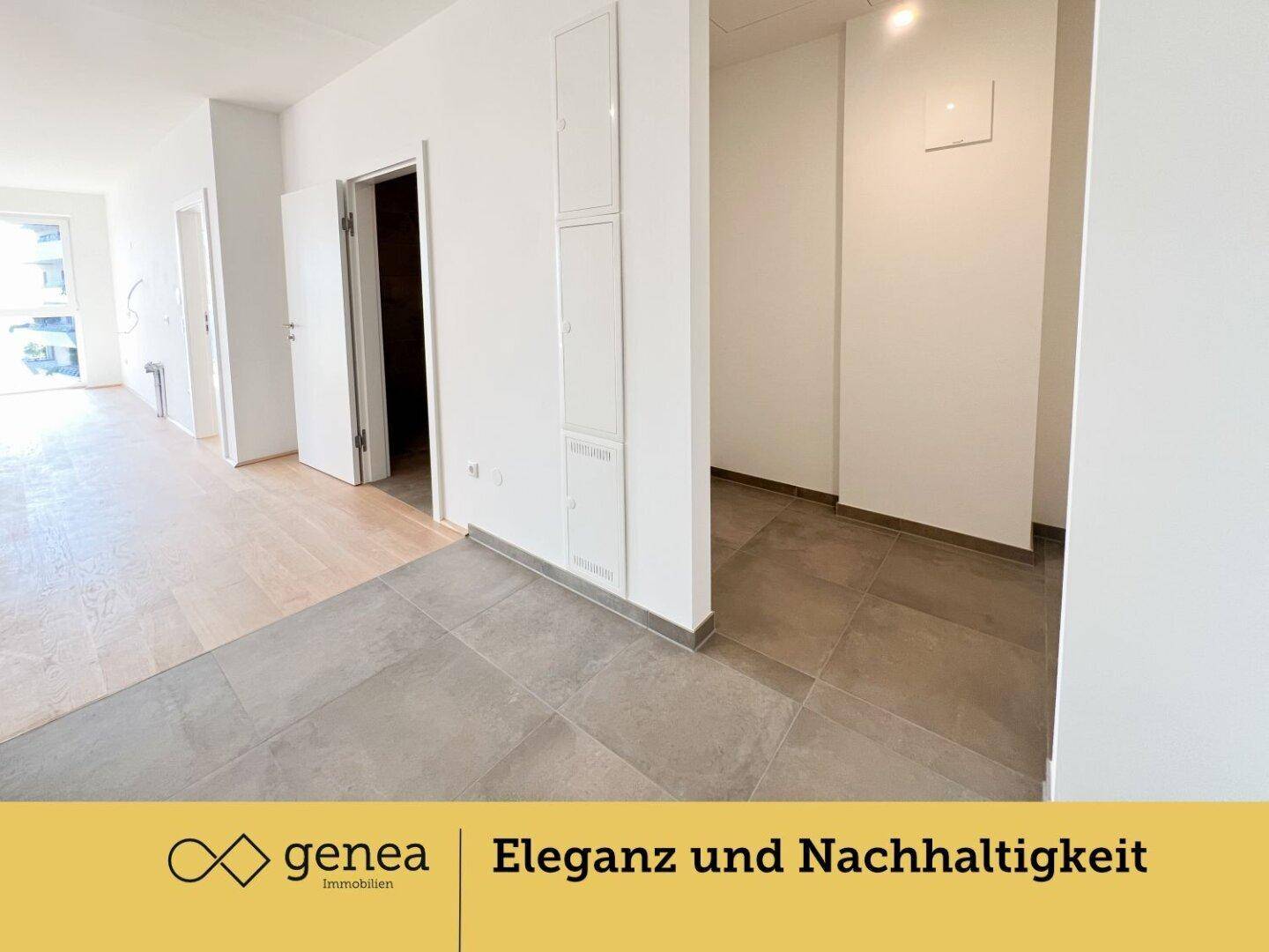 Heller Eingangsbereich mit Fliesen- und Parkettboden, der zu weiteren Räumen führt.