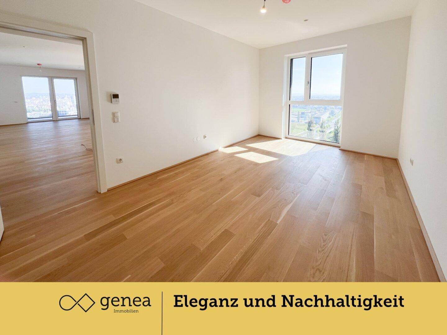 Lichtdurchfluteter Raum mit Holzboden und großen Fenstern, die viel Tageslicht hereinlassen.