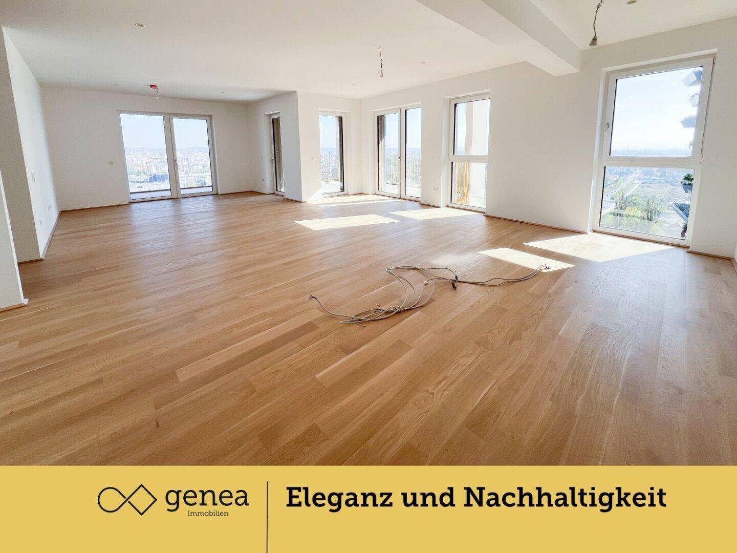 Geräumiger offener Wohnbereich mit Holzboden und mehreren Fenstern für helle Atmosphäre.