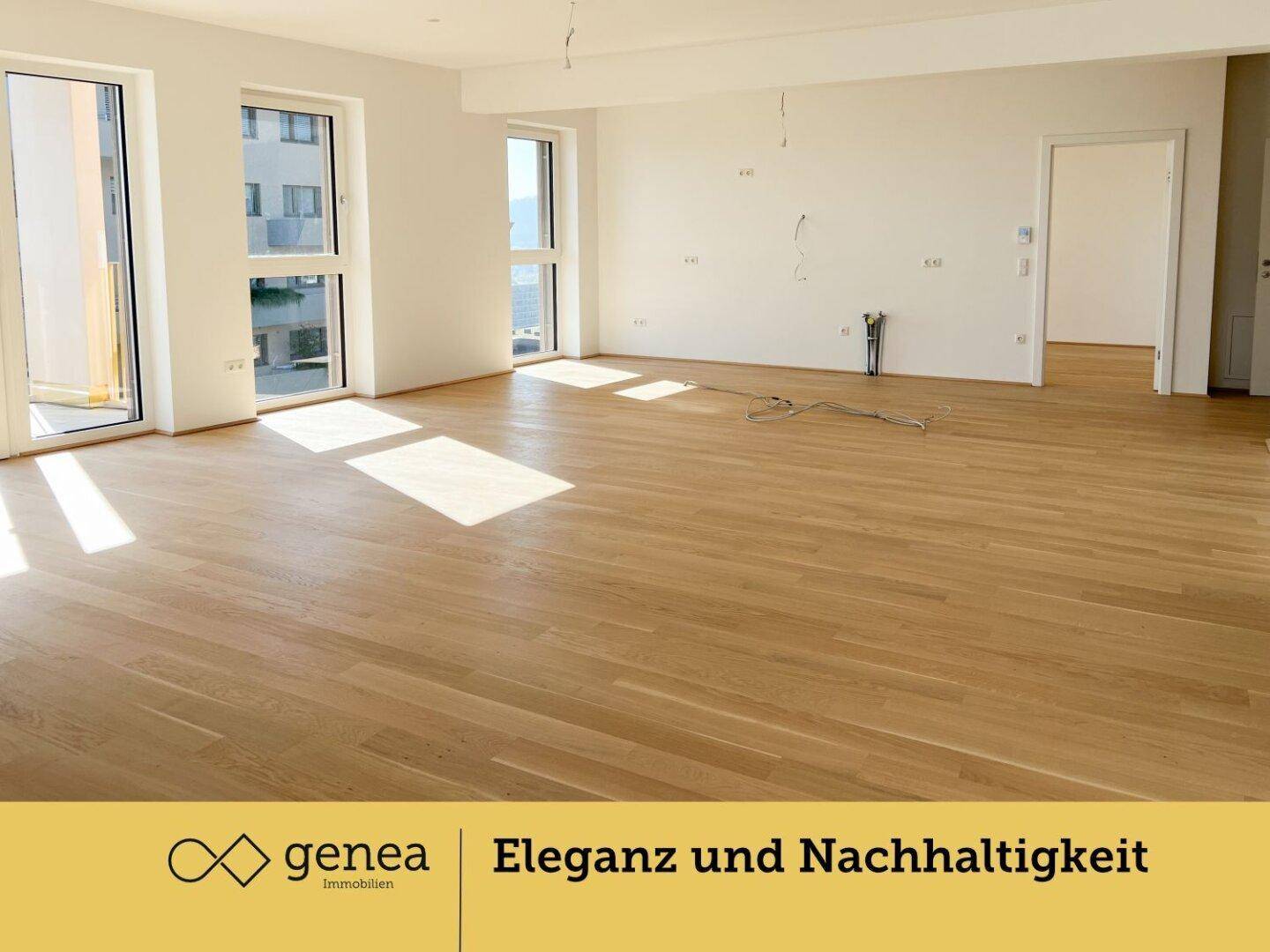 Heller Wohnraum mit Holzboden und Zugang zu einem Balkon, ideal für entspannte Stunden.