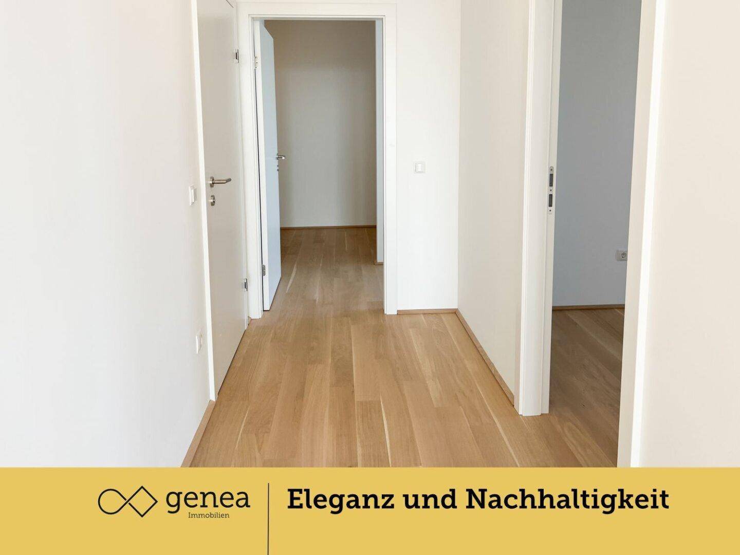 Schlichter Flur mit Holzboden und weißen Türen, der verschiedene Zimmer verbindet.