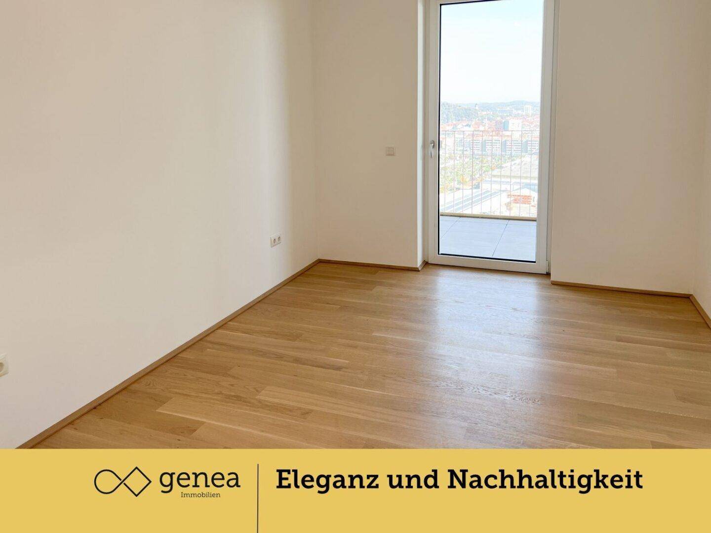 Helles Schlafzimmer mit Holzboden und Zugang zu einem Balkon, bietet viel Tageslicht.